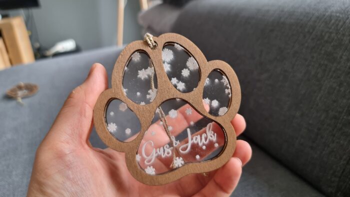 Boule de noël patte de chien artisanale en bois et plexi